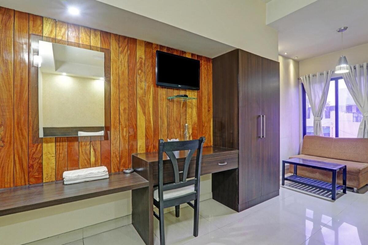 Shelter Hotel Лакнау Екстериор снимка
