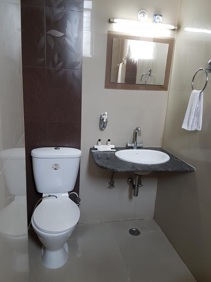 Shelter Hotel Лакнау Екстериор снимка