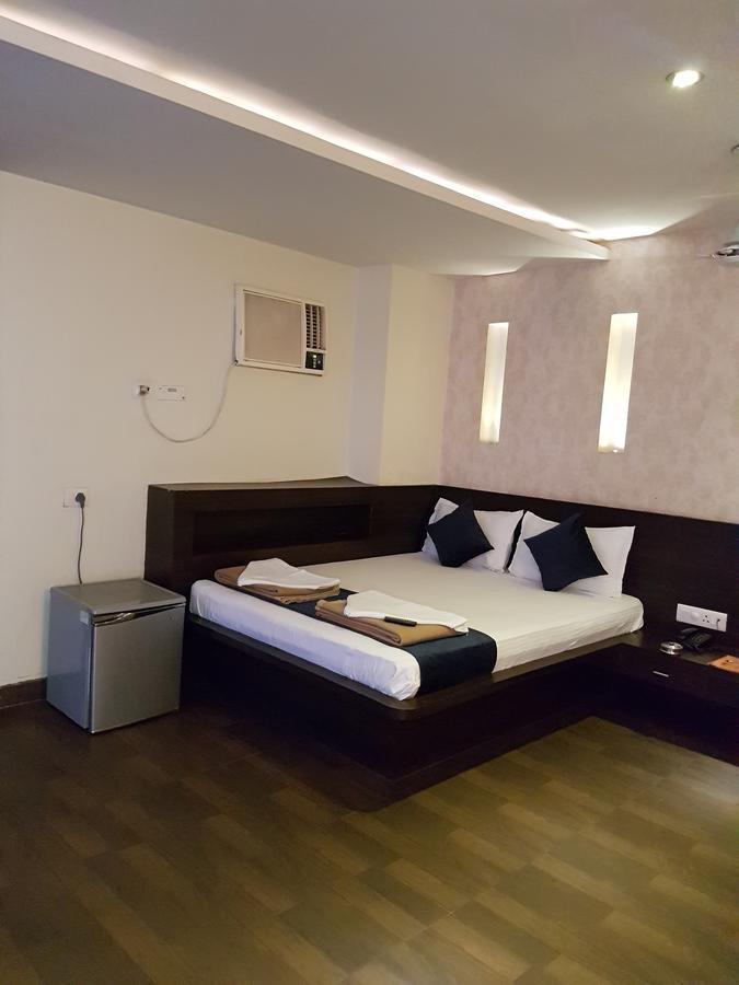 Shelter Hotel Лакнау Екстериор снимка