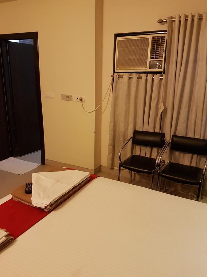 Shelter Hotel Лакнау Екстериор снимка