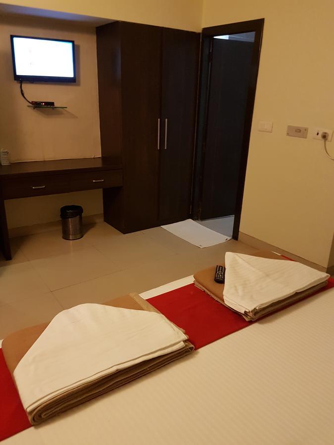 Shelter Hotel Лакнау Екстериор снимка
