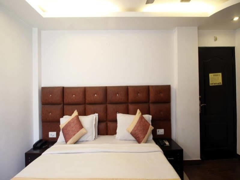 Shelter Hotel Лакнау Екстериор снимка